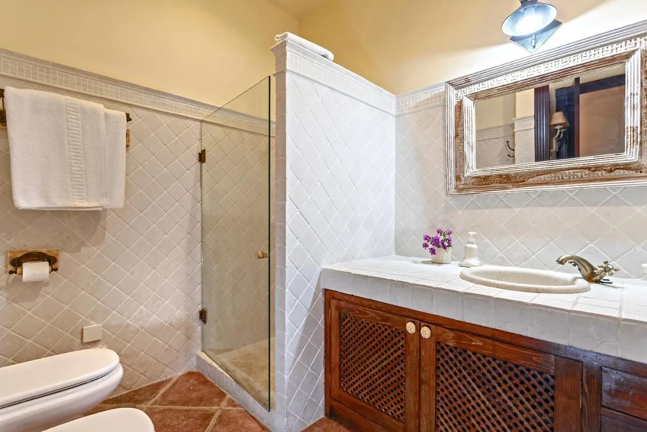 Casa Flores con Piscina interior climatizada Alcaucín 0*,